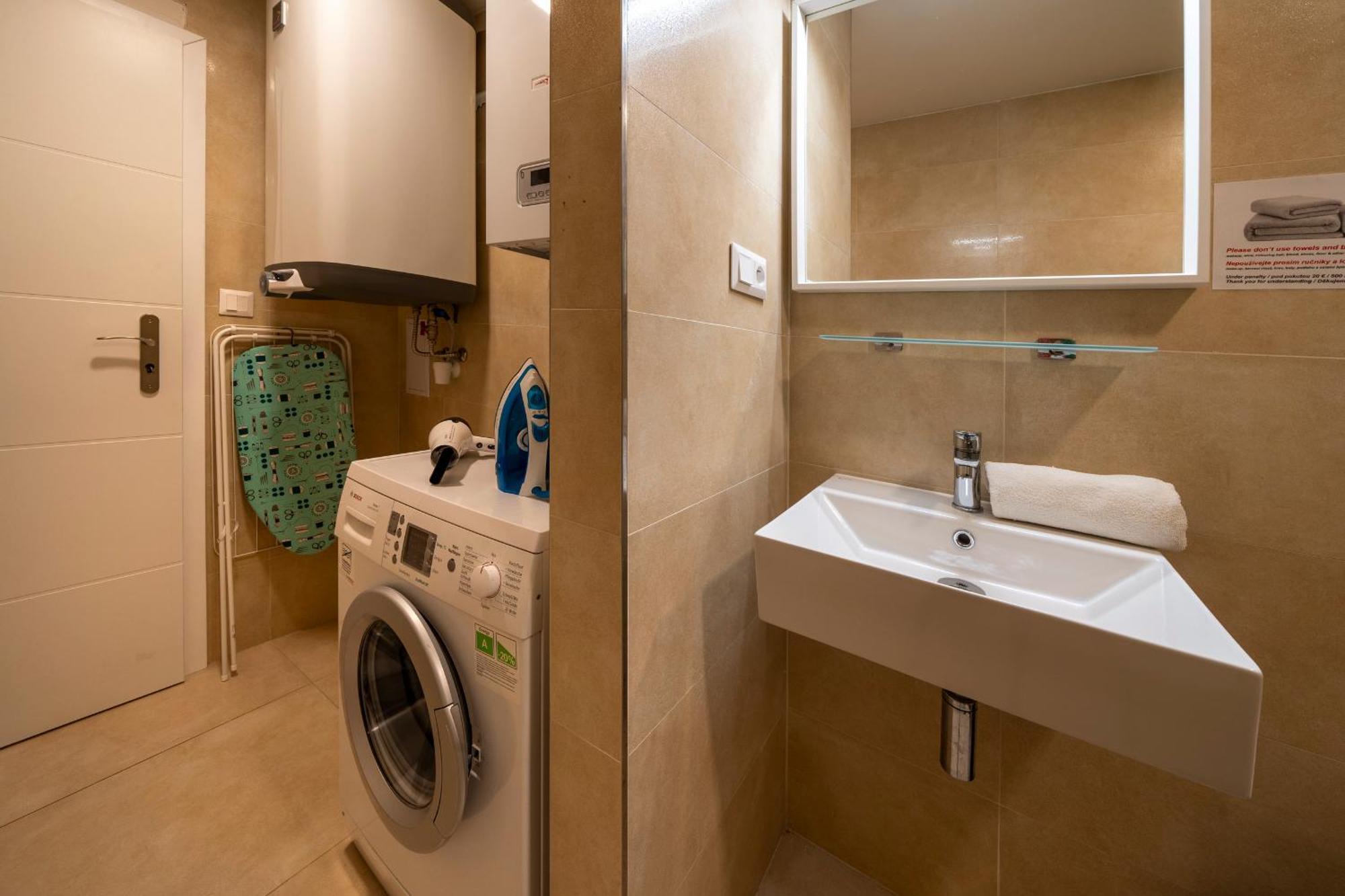 Apart Hotel Zborovska Прага Экстерьер фото